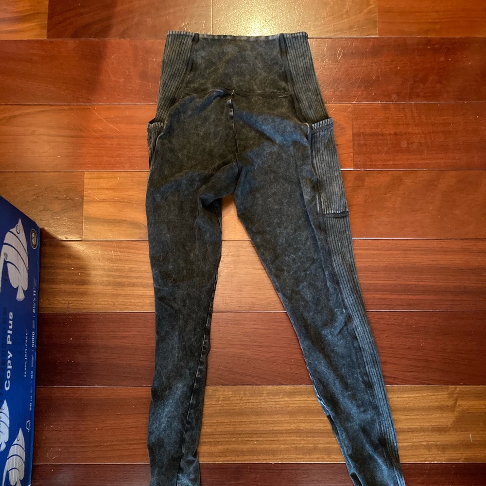 Small Aerie acid-washed gray leggings with pockets.